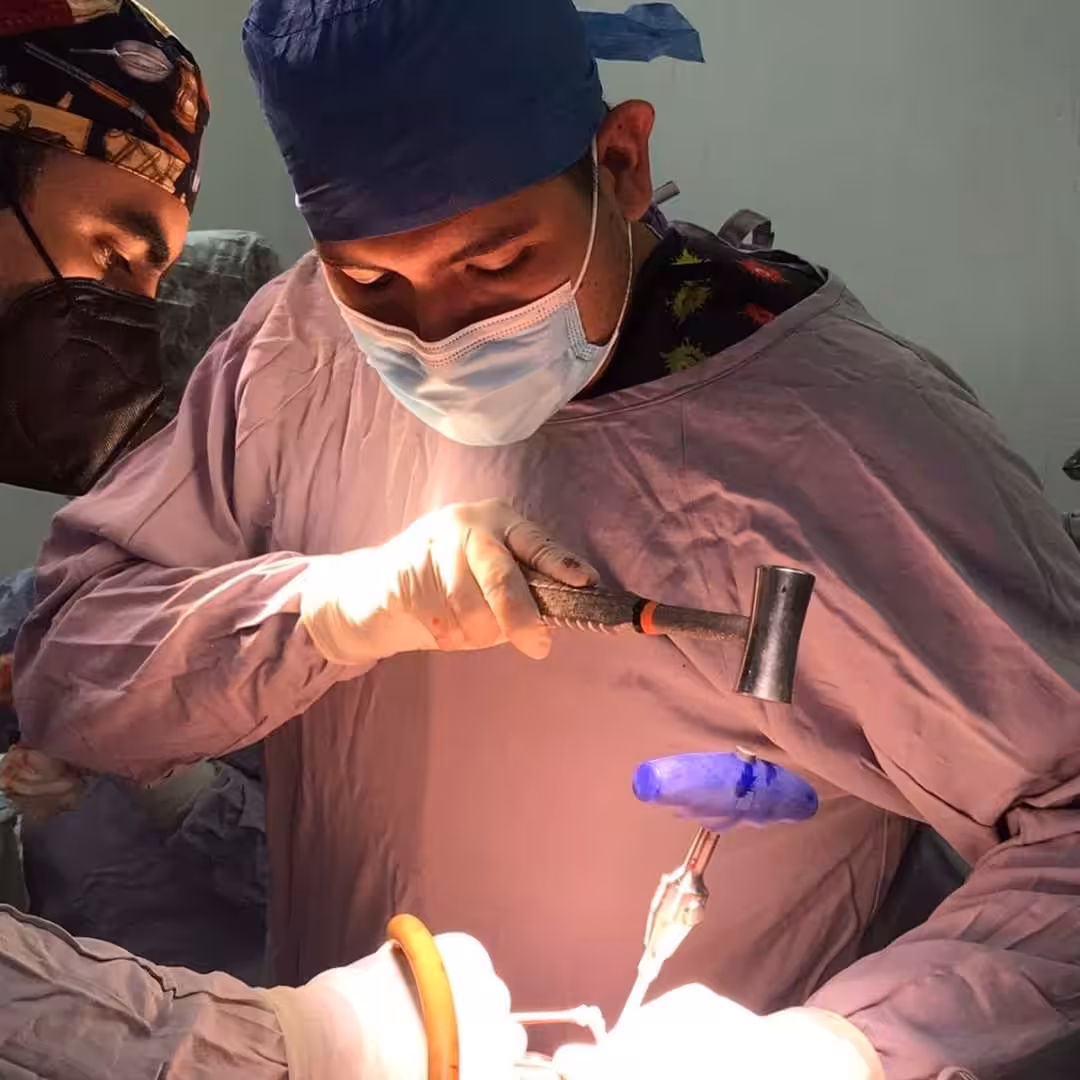 Agende su consulta con el Dr. Ricardo Martínez, cirujano de columna vertebral en Puerto Vallarta. Atendemos pacientes locales e internacionales.